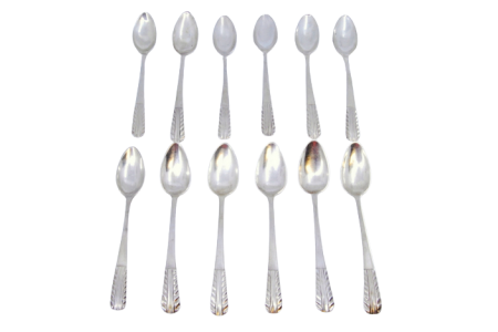 Conjunto de doze colheres de café em prata com os cabos relevados.